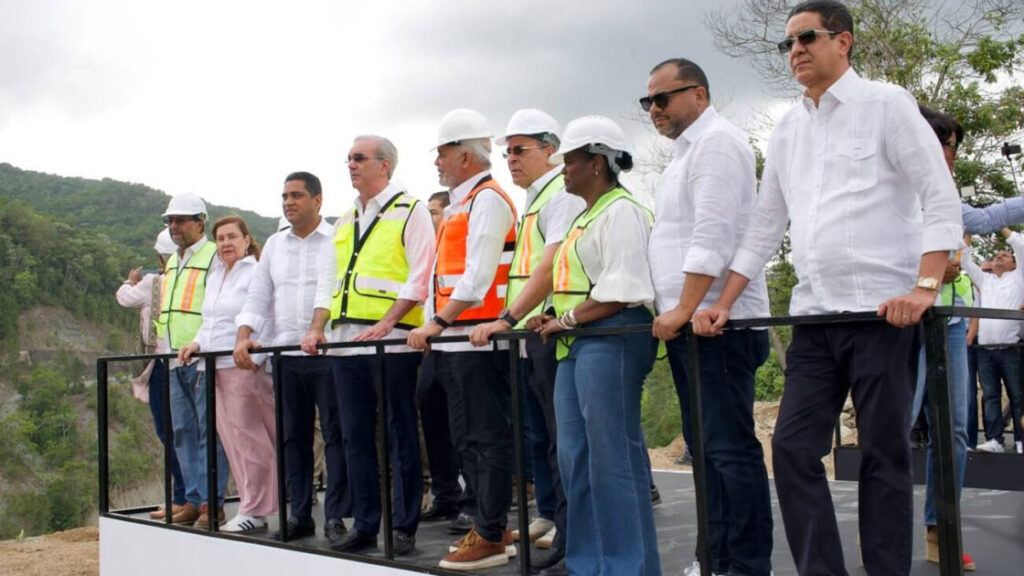 Presidente Abinader supervisa avances en la presa de Guaigüí, La Vega, cuyos trabajos se retomaron en 2025 tras haber iniciado hace más de 20 años