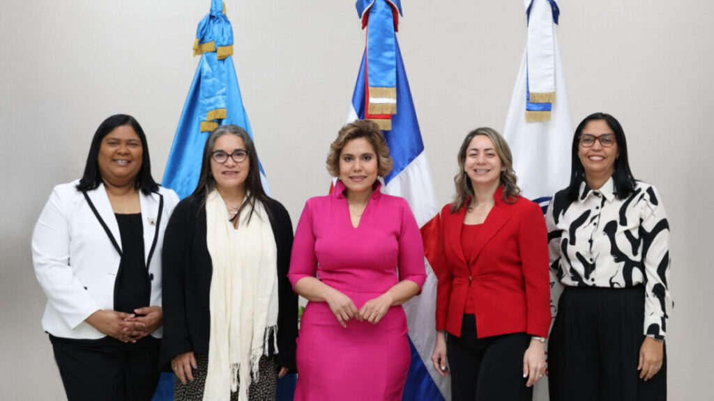 ProCompetencia firma carta compromiso para obtener el Sello Igualando RD para el Sector Público