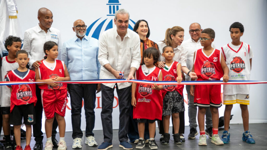 Presidente Abinader inaugura el techado del Centro Educacional Santo Cura de Ars (Cescar) para impulsar el deporte y la formación integral de más de 1,500 estudiantes en Capotillo