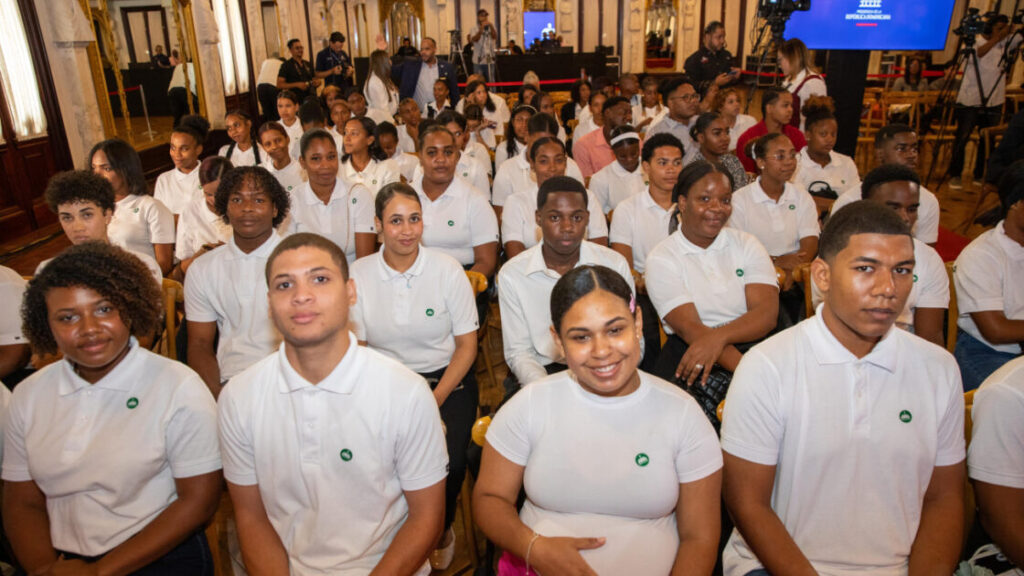 Más de 200,000 jóvenes dejaron de ser “ninis” gracias a las programas del gobierno como Oportunidad 14-24 para insertarlos en centros de estudio y trabajo