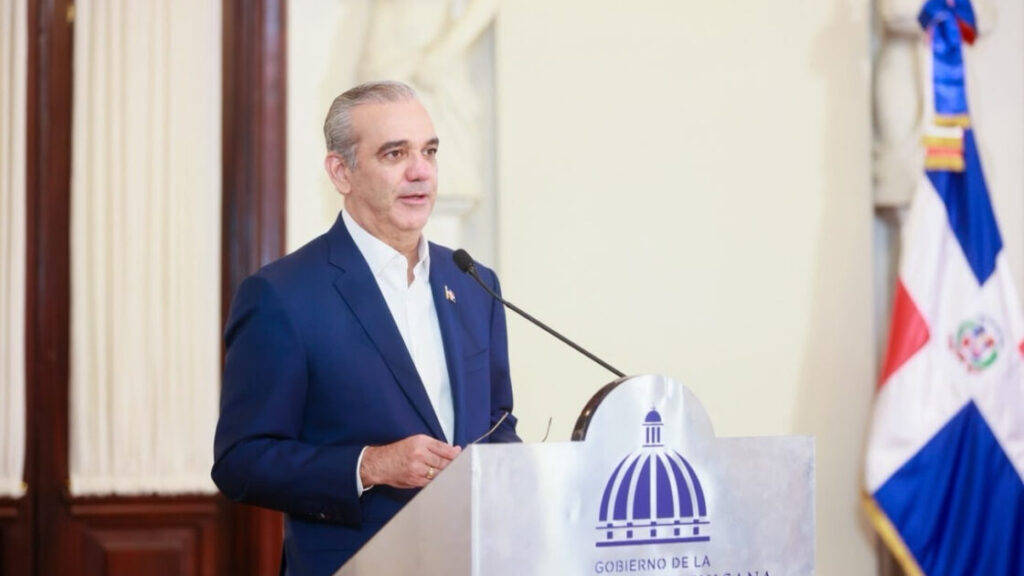 Presidente Abinader aboga por la libre competencia en telecomunicaciones para reducir tarifas y mejorar el servicio