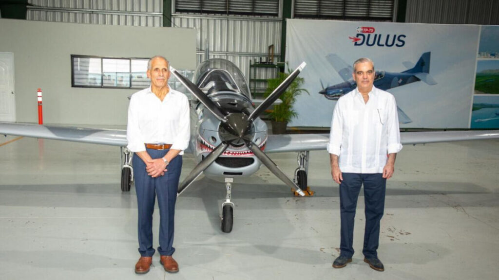Presidente Abinader y su homólogo hondureño Nasry Asfura recorren Base Aérea de San Isidro y observan ensamblaje del avión TS-7 Dulus, parte de la industria militar dominicana