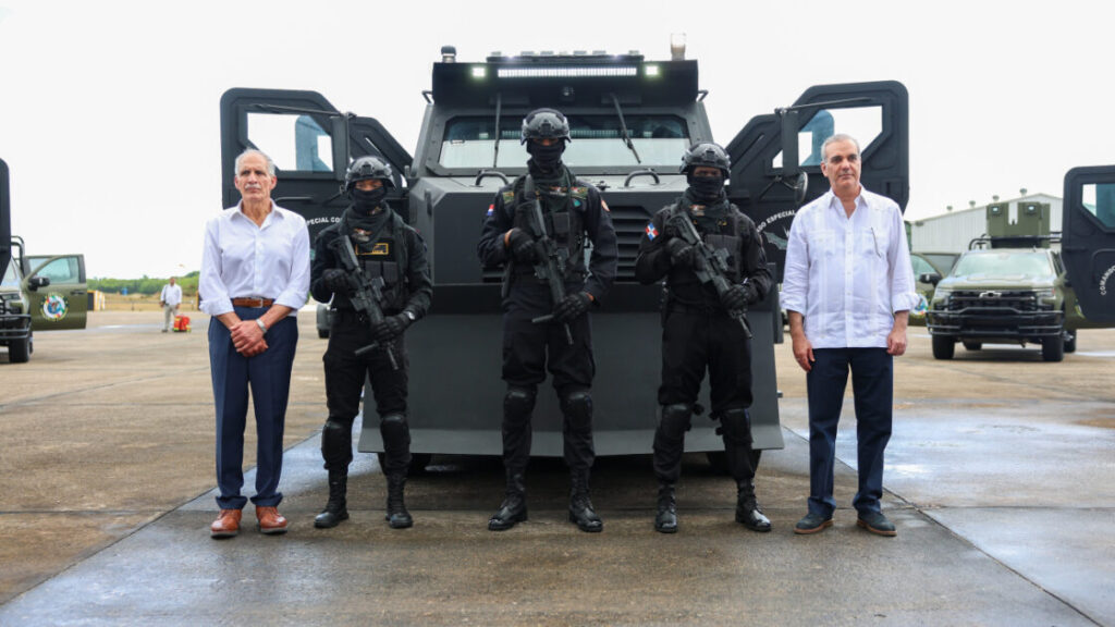 Presidente de Honduras expresa interés en adquirir aviones y vehículos blindados ensamblados en República Dominicana