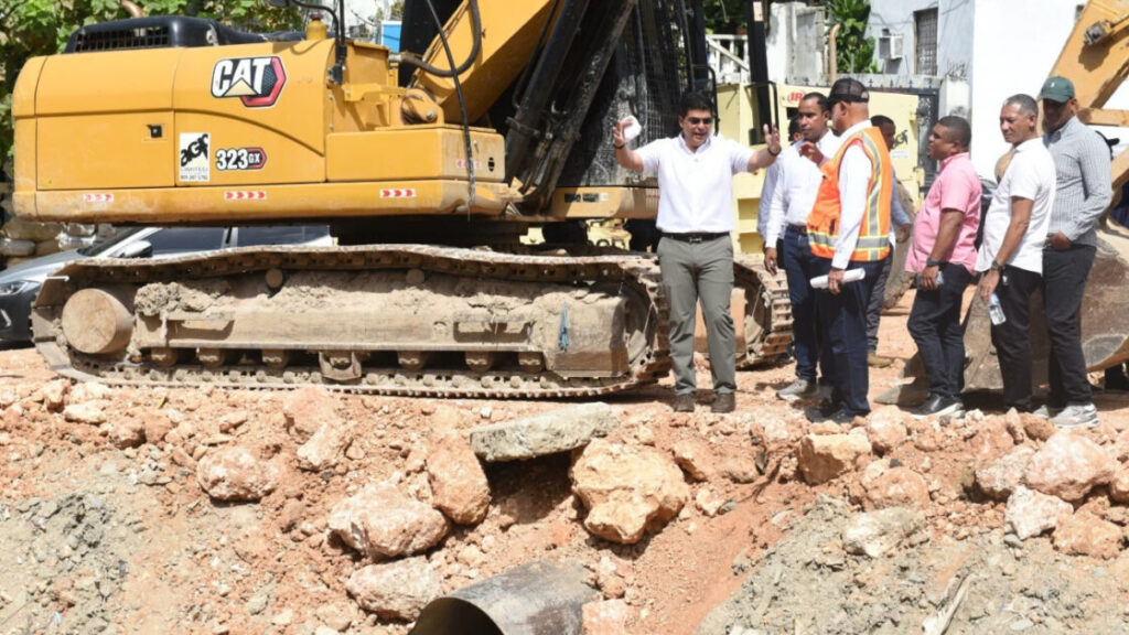 Director de la Caasd supervisa avance de trabajos en cañada Juan Valdez y Los Girasoles en el DN