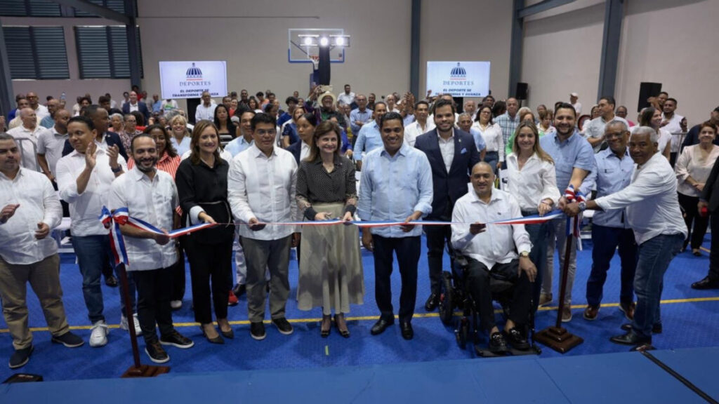 Vicepresidenta Raquel Peña y ministro Kelvin Cruz entregan techado del multiuso Plaza Independencia