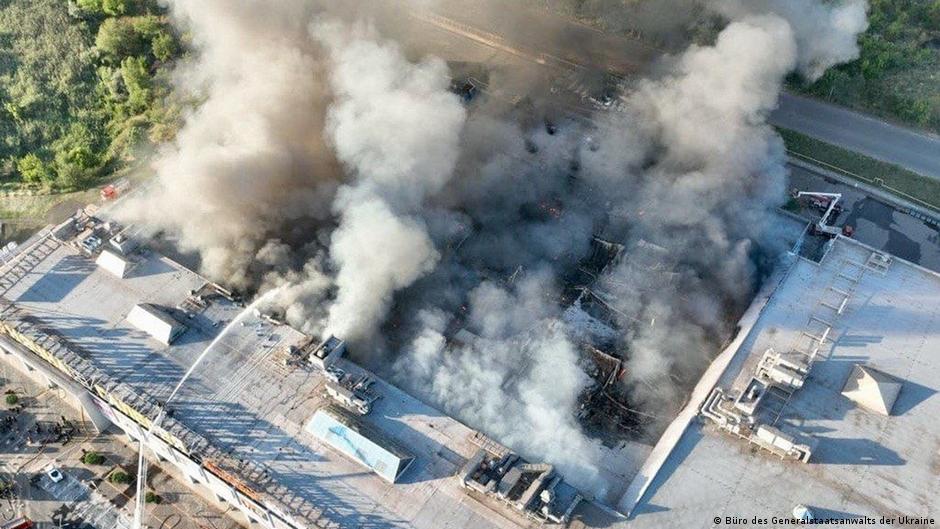 15 muertos en ataque ruso contra centro comercial en Ucrania