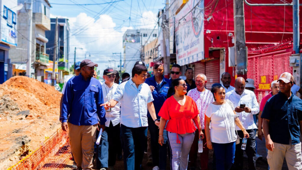 Director general de la Caasd inspecciona obras en distintos sectores y pide paciencia a comerciantes y residentes