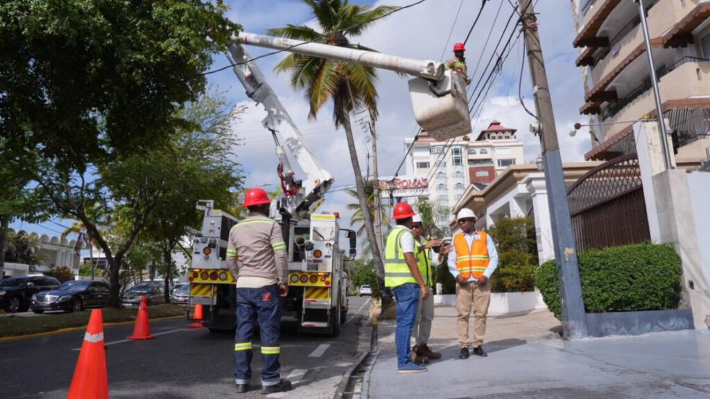 Indotel, Alcaldía del Distrito Nacional y sector eléctrico inician retiro de 300 kilómetros de cableado en desuso en la capital