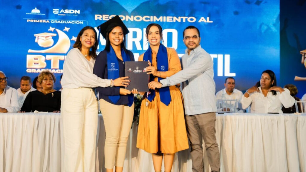ITLA entrega 800 becas para formación tecnológica en Santo Domingo Norte
