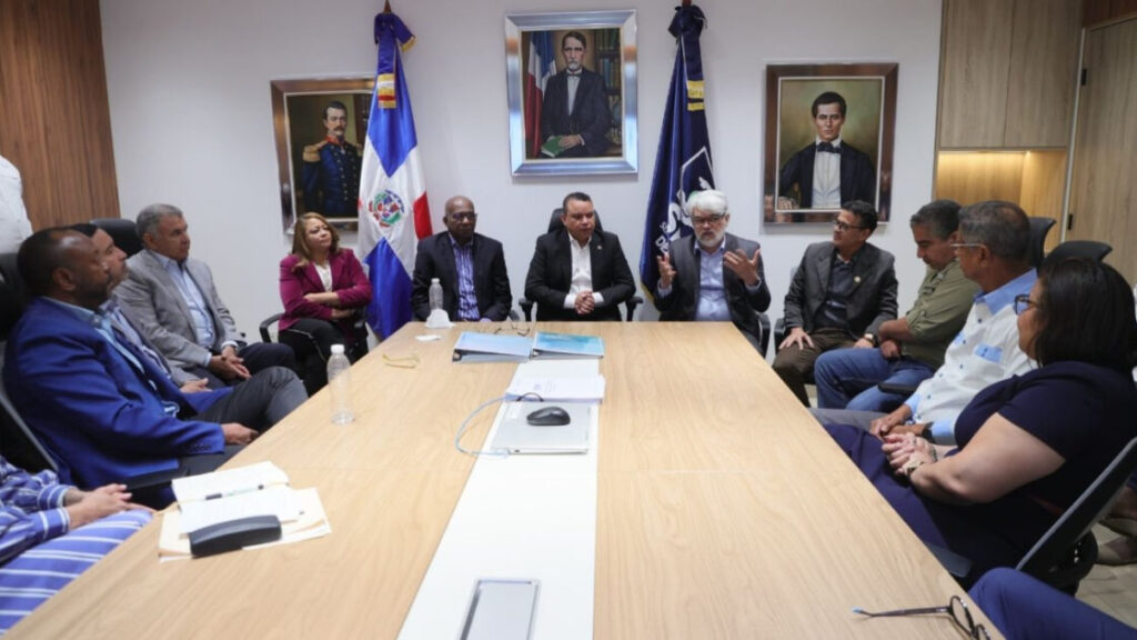 SNS y sociedades médicas coordinan acciones para fortalecer atención materna y neonatal