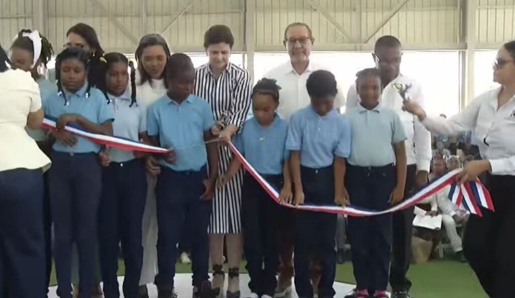 🔴 EN VIVO:Jornada Histórica de Titulación en Guayacanal y entrega cancha deportiva – Pueblo Viejo – Azua @dpprdo