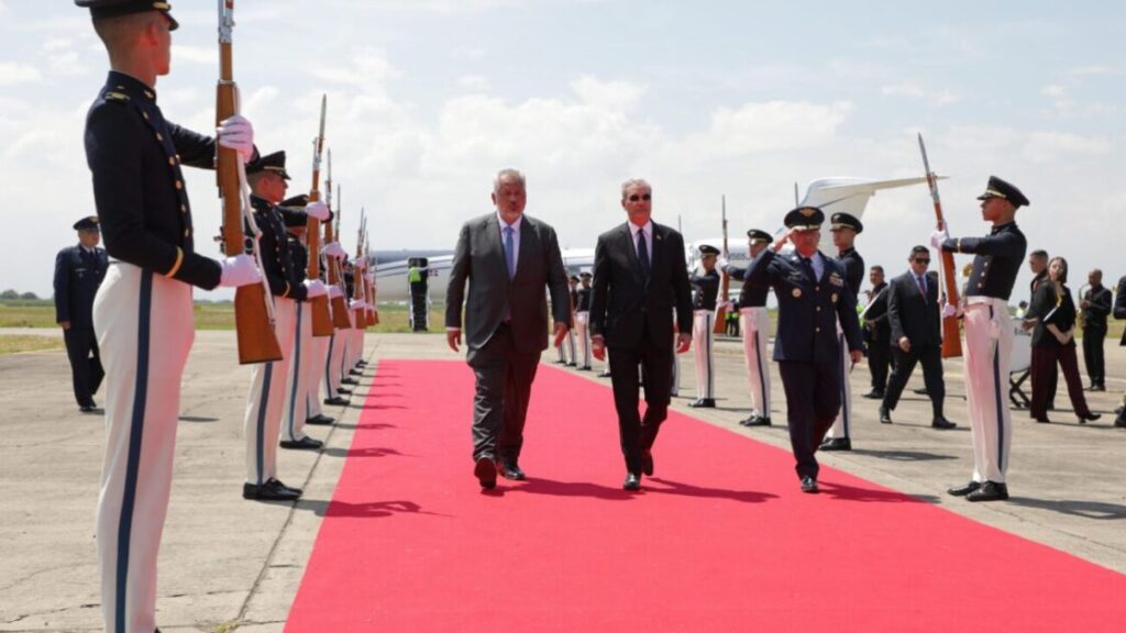 Presidente Abinader llega a Cali para participar en la transmisión de mando presidencial de Colombia