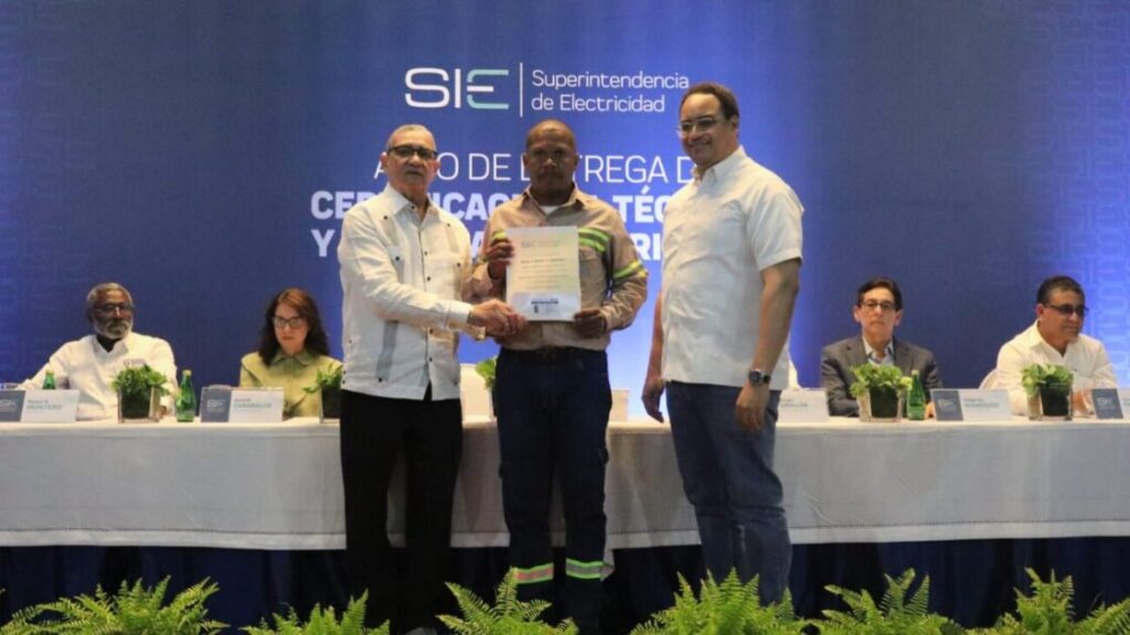 Infotep y la Superintendencia de Electricidad certifican por competencias a 300 técnicos electricistas