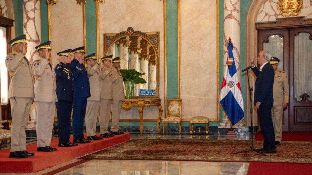 Presidente Luis Abinader toma juramento a nuevos comandantes del Ejército y la Fuerza Aérea y al director de la Policía Nacional