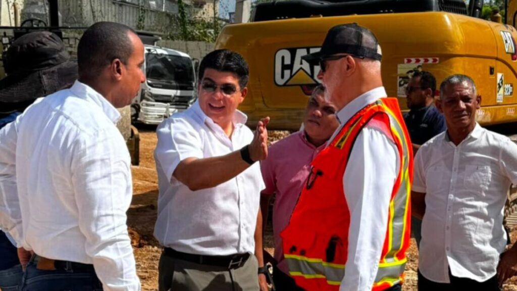 Director de la Caasd supervisa los trabajos de construcción del Caoba Park