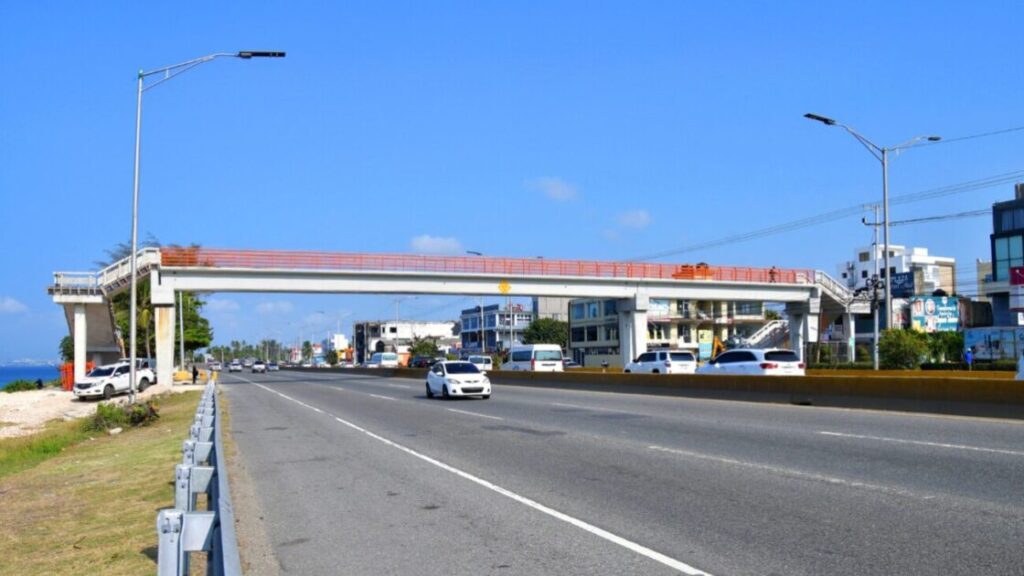 Obras Públicas cerrará parcialmente la autopista Las Américas para desmontar puente peatonal