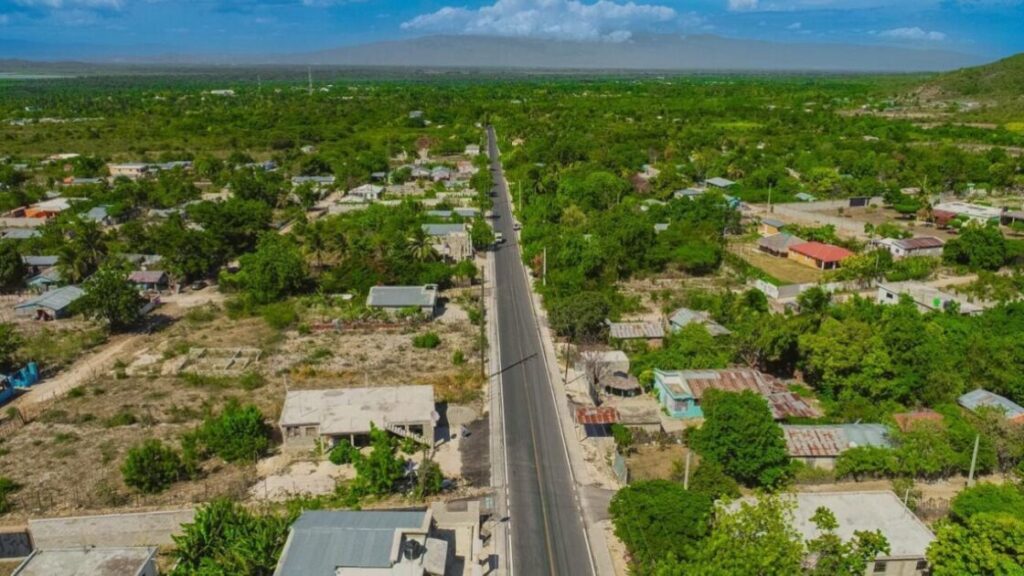 Presidente Luis Abinader inaugura obras viales, de educación y capacitación técnica en Independencia y Barahona