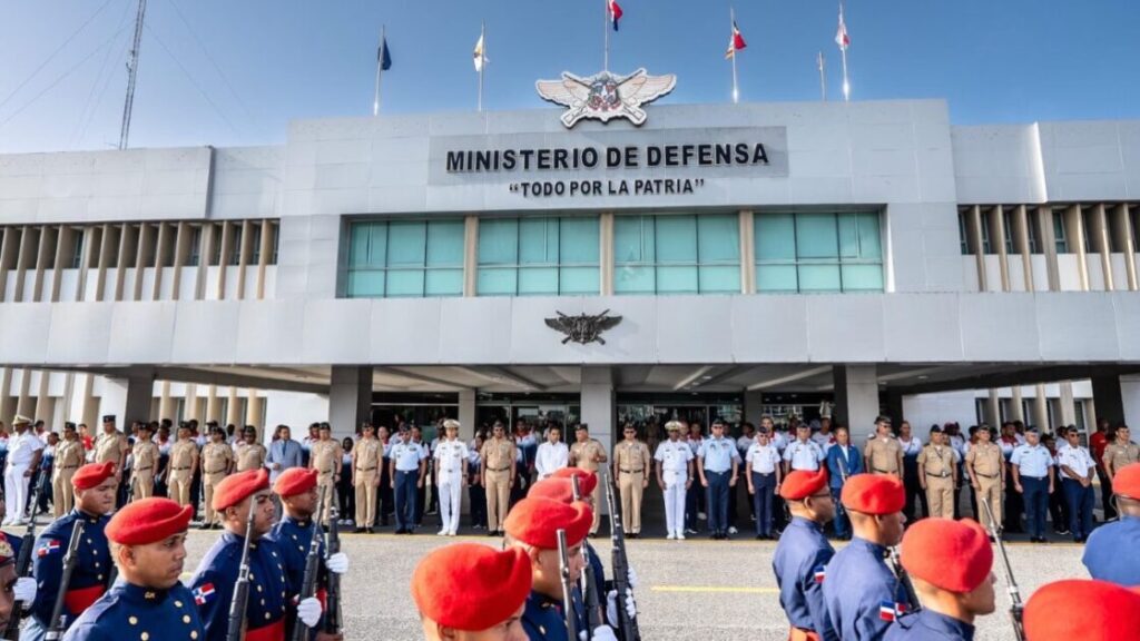 MIDE honra con izada especial de bandera y condecoraciones a atletas militares y policiales medallistas de Santo Domingo 2026