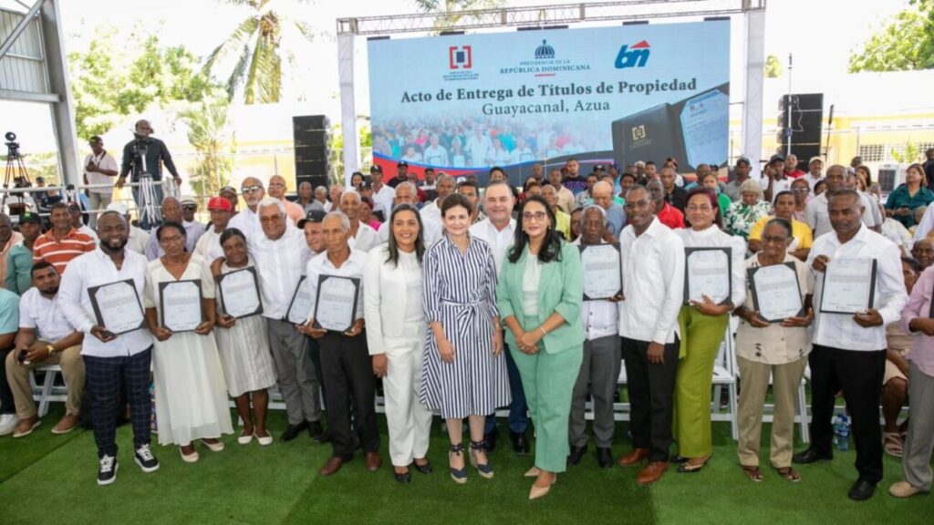 Vicepresidenta Raquel Peña entrega 450 títulos de propiedad a igual número de familias de Guayacanal, en Azua