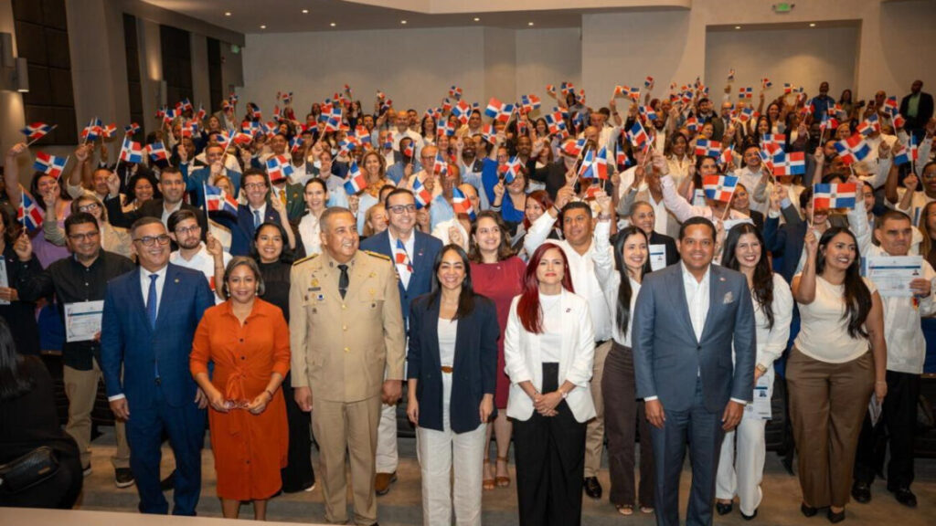 Ministra de Interior y Policía encabeza juramentación de nuevos dominicanos y destaca compromiso con la patria