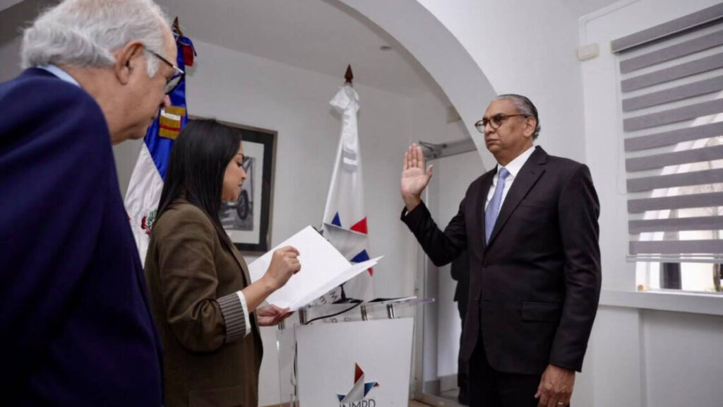 Ministra de Interior y Policía  juramenta a José Benedicto Hernández como director del Instituto Nacional de Migración