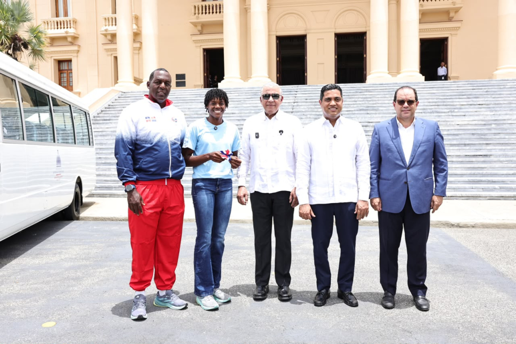 Gobierno entrega autobús a fundación de Marileidy Paulino para impulsar el deporte