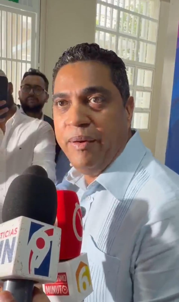 Ministro Kelvin Cruz solicita a Lidom ponerse de acuerdo para que niños participen en Caribe Kids