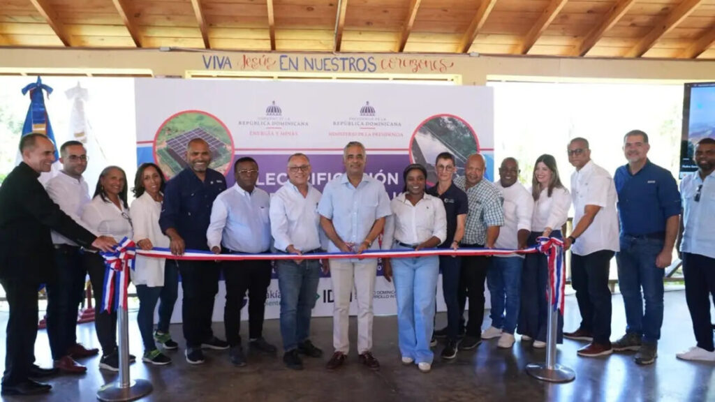 Gobierno lleva energía eléctrica a ocho comunidades montañosas de Pedro Santana
