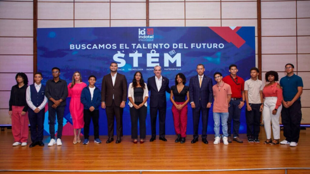 Presidente Abinader entrega reconocimientos del Indotel a más de 170 estudiantes destacados en el concurso “Buscamos el Talento del Futuro”