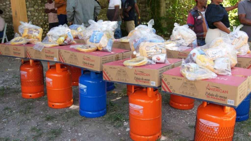 Ministerio de Energía y Minas sustituye uso de leña y carbón por cocinas a GLP en 125 hogares de Bahoruco