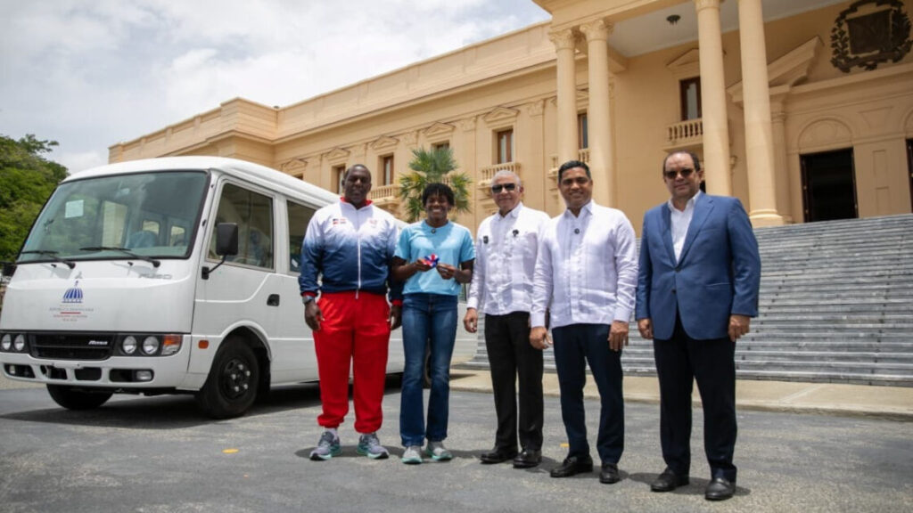Ministro Andrés Bautista entrega, en nombre del presidente Luis Abinader, autobús a la Fundación Creando Sonrisas Eternas, presidida por la campeona olímpica Marileidy Paulino