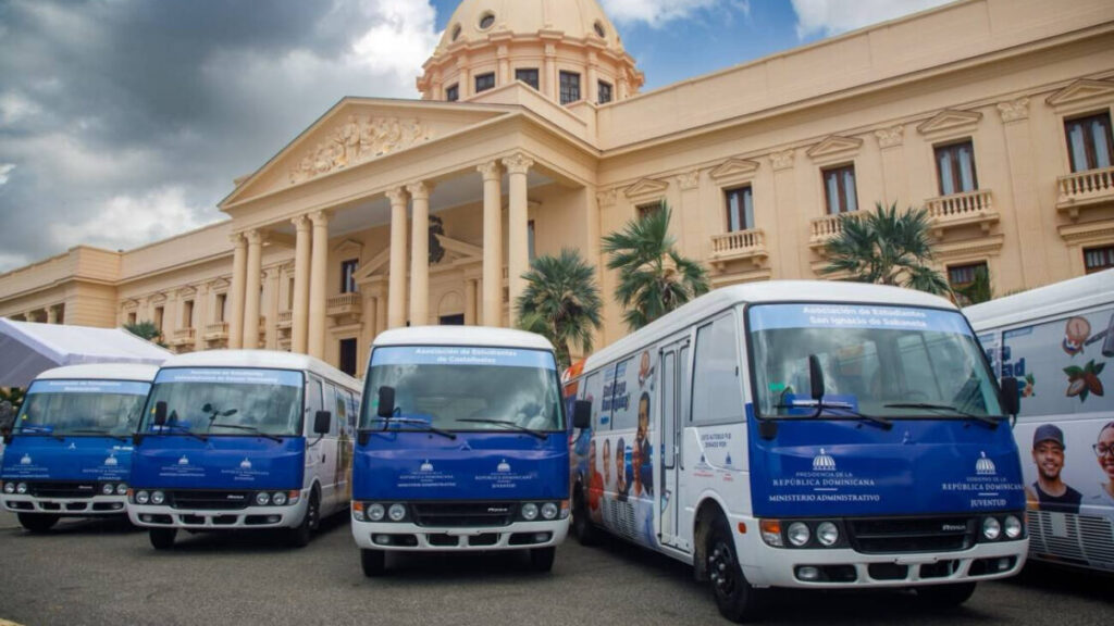 Presidente Abinader transforma la movilidad universitaria con la entrega de 40 nuevos autobuses en beneficio de miles de estudiantes de todo el país