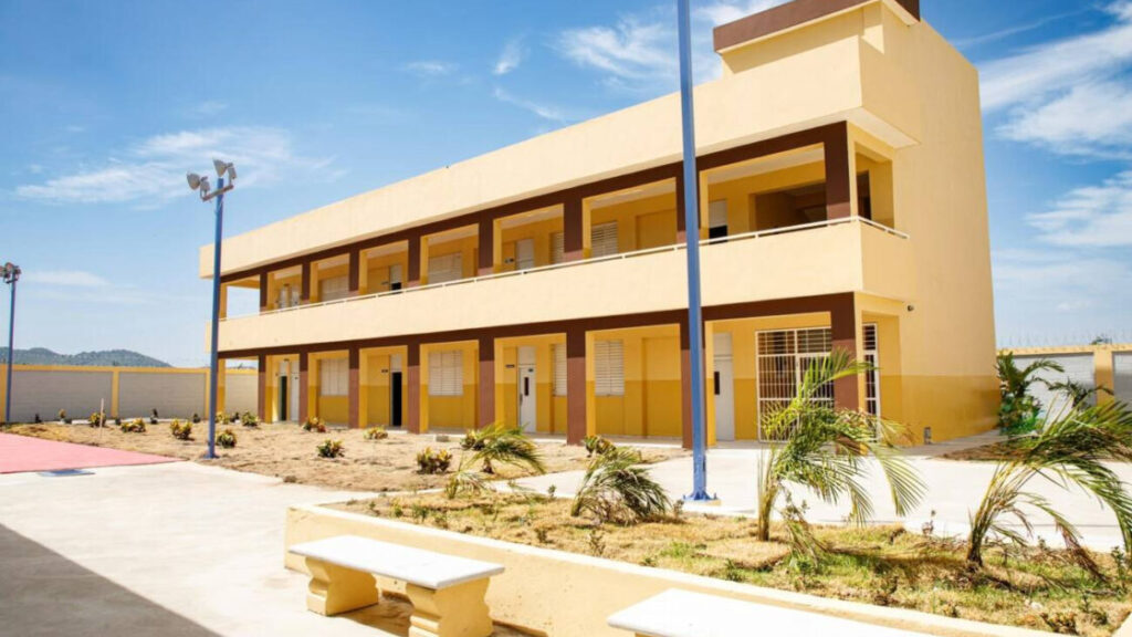 Presidente Abinader inaugura tras 15 años de espera el Liceo Eliseo Viola, que beneficiará a estudiantes de diversas comunidades de San Juan