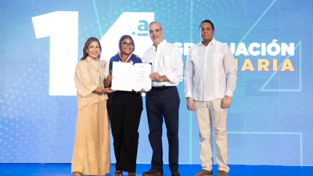 Presidente Abinader encabeza graduación de 1,156 jóvenes de Oportunidad 14-24 en la región Sur; programa alcanza los 33,276 egresados