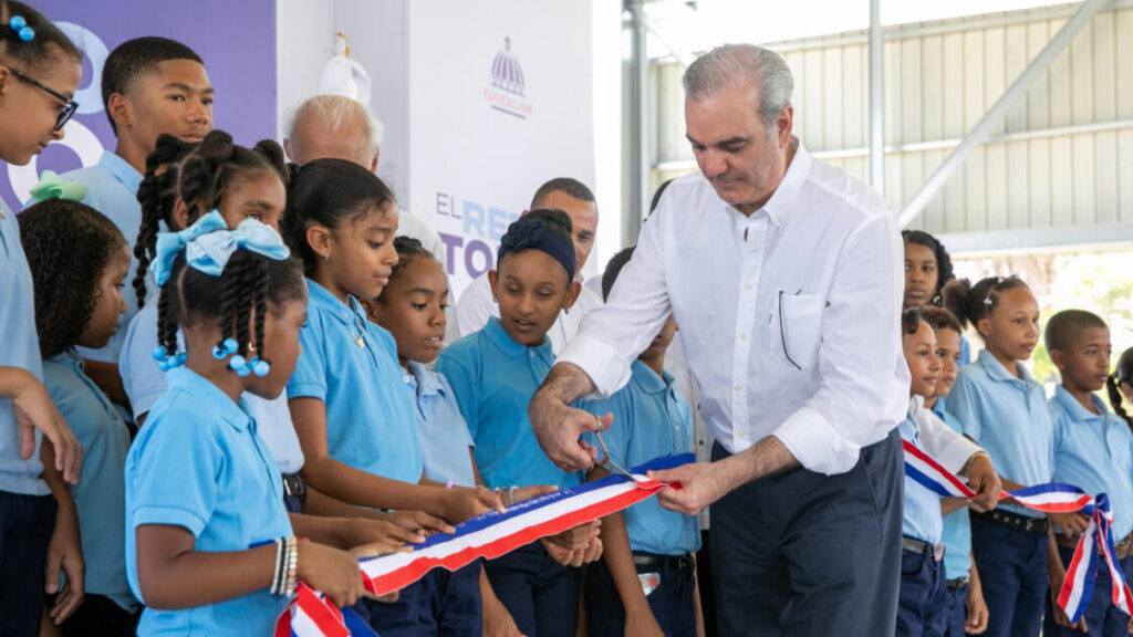 En atención a fortalecer el deporte y la formación integral de estudiantes, presidente Abinader inaugura techado en politécnico de San Juan