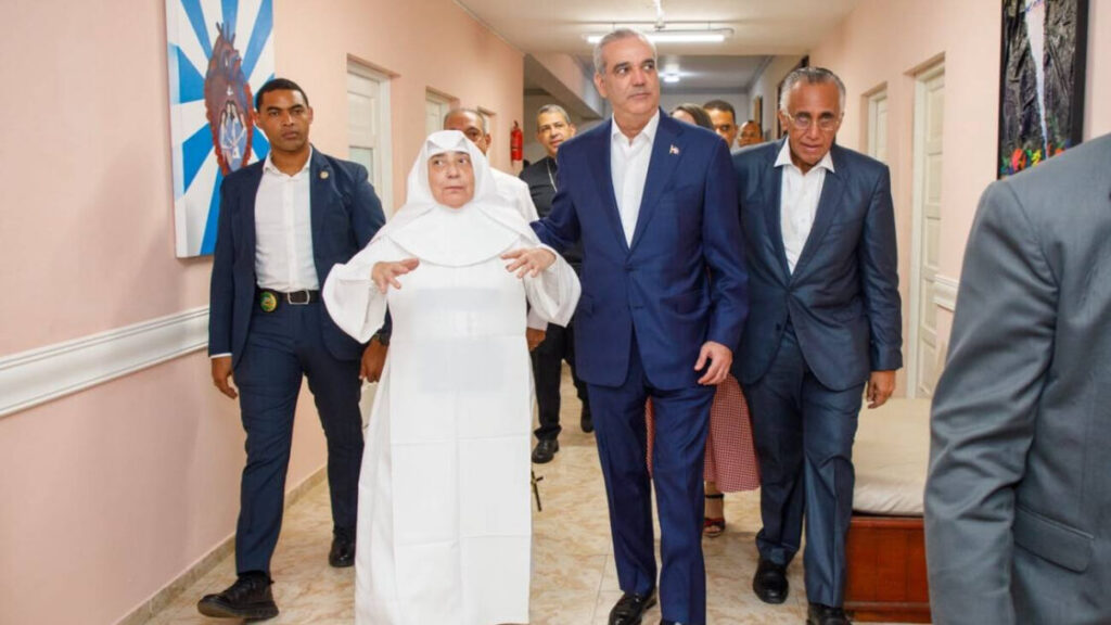 Presidente Abinader visita Hogar de Ancianos San Francisco de Asís tras remozamiento de seis áreas para mejorar la calidad de vida de los residentes