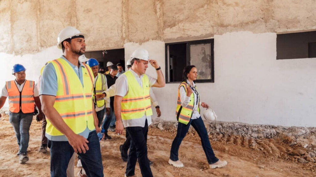 Ministro Jean Luis Rodríguez supervisa construcción del Hospital Traumatológico de San Cristóbal