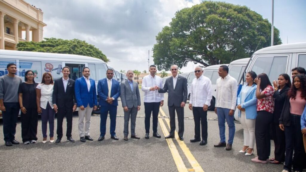 Movilidad y Educación: Presidente @LuisAbinader impulsa el acceso universitario con el programa “TURNO” (90 autobuses) ¿Qué es el programa y cómo funciona?@FelixReynaE @CarlosValdezRD