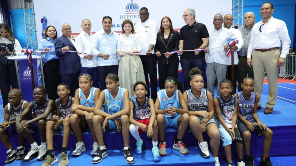 Vicepresidenta Raquel Peña y Ministro  Kelvin Cruz entregan remozado multiuso del Club Los Gladiadores en Guachupita