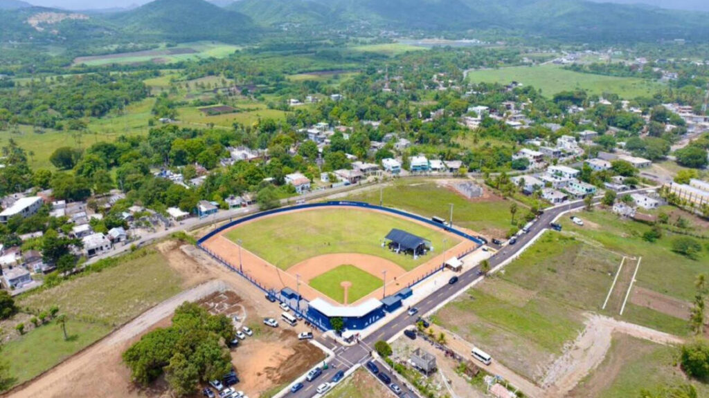 Presidente Abinader inaugura campo de béisbol Nelson Mateo en Pizarrete, Peravia, tras 26 años de espera; impactará a unas 5,000 personas