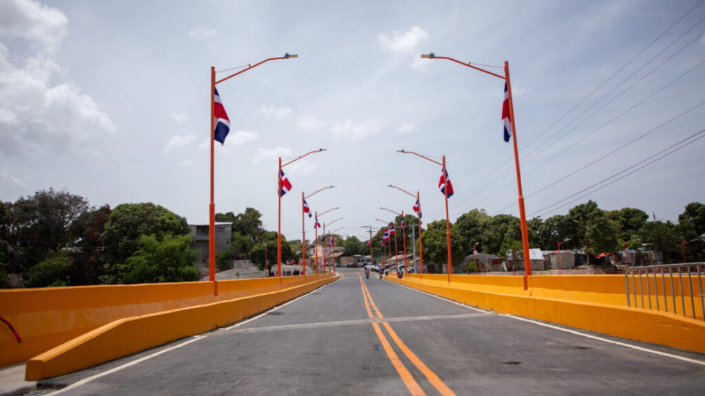 Tras más de 40 años de espera, presidente Luis Abinader inaugura puente Los Hierros en Baní, que conectará comunidades y fortalecerá producción agrícola