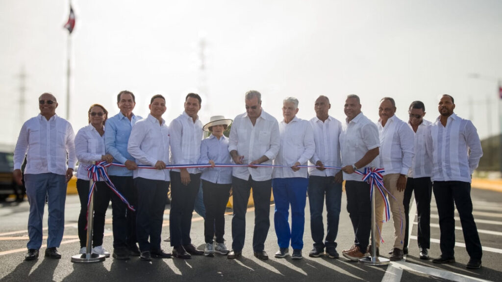 Presidente Luis Abinader inaugura en Matanzas nuevo puente sobre el río Galeón y asfaltado de calles, para fortalecer la conectividad vial y la productividad de Peravia