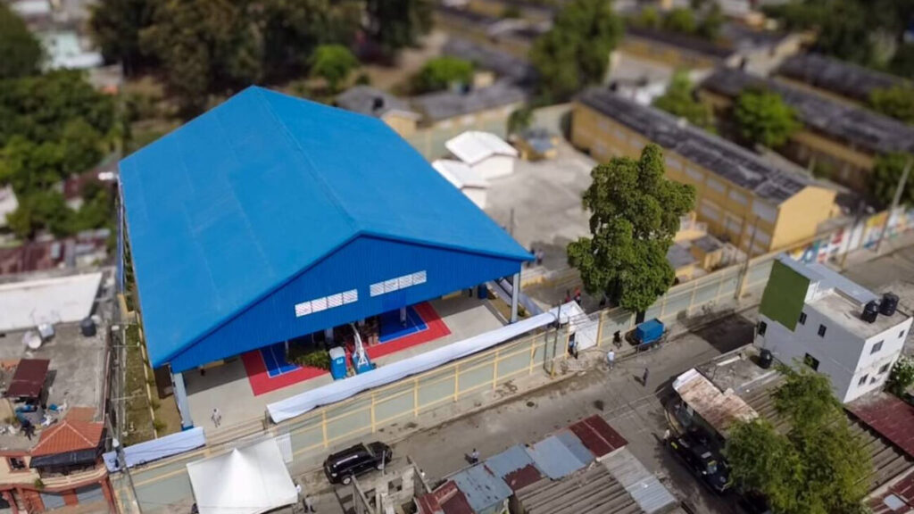 Presidente Luís Abinader inaugura techado de centro educativo en Cambita en beneficio de 700 estudiantes y toda la municipalidad