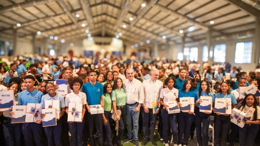 Presidente Luis Abinader sostiene encuentro con 450 estudiantes de escuelas públicas y privadas, dialoga con jóvenes de comunidades apartadas de San Cristóbal y reafirma compromiso con su desarrollo