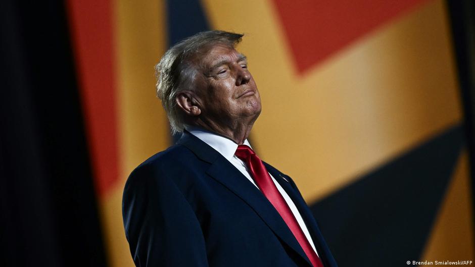 Trump retoma celebración hispana mientras pierde voto latino