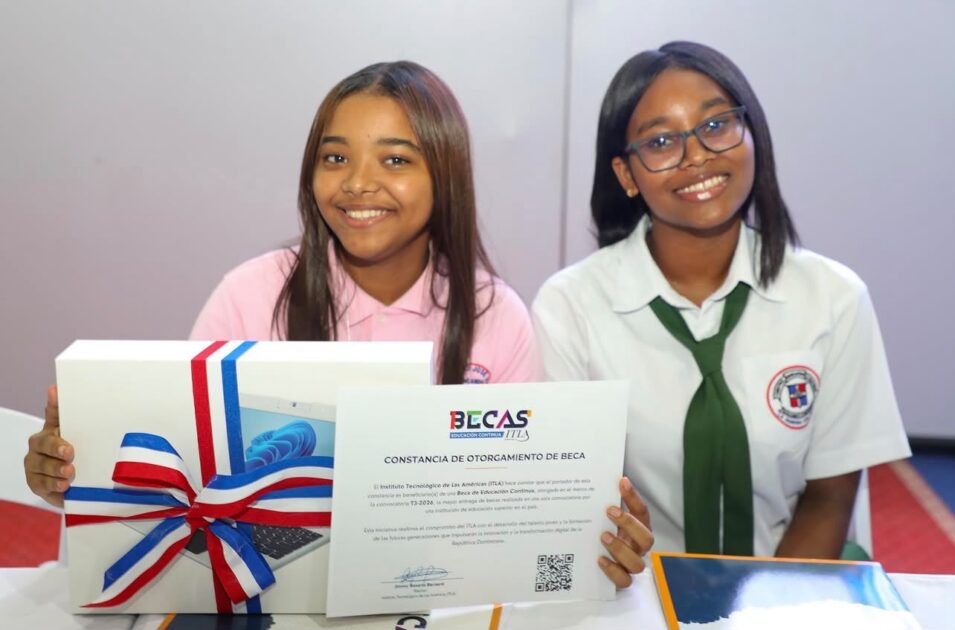 Presidente Luis Abinader entrega 436 becas del ITLA para impulsar la educación tecnológica en Pedro Brand