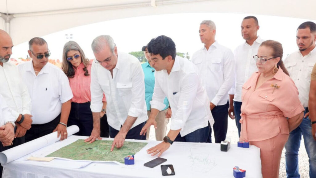 Presidente Luis Abinader supervisa avances del alcantarillado sanitario de Licey al Medio, cuya primera etapa entrará en funcionamiento en enero de 2027