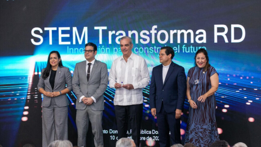 Presidente Luis Abinader respalda creación de laboratorio de semiconductores de la PUCMM y resalta salto tecnológico del país con el primer microchip universitario