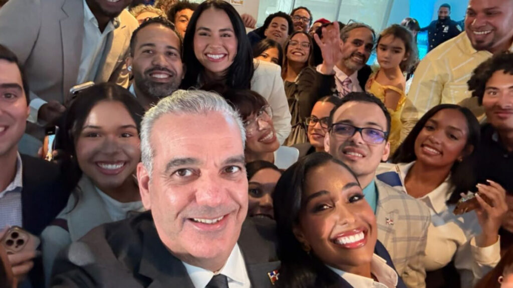 Presidente Luis Abinader anuncia 300 becas para jóvenes dominicanos residentes en Nueva York