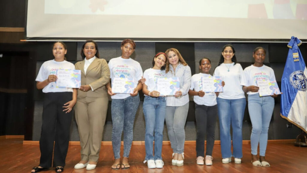 Supérate gradúa a 179 adolescentes de los Clubes de Chicas en Barahona